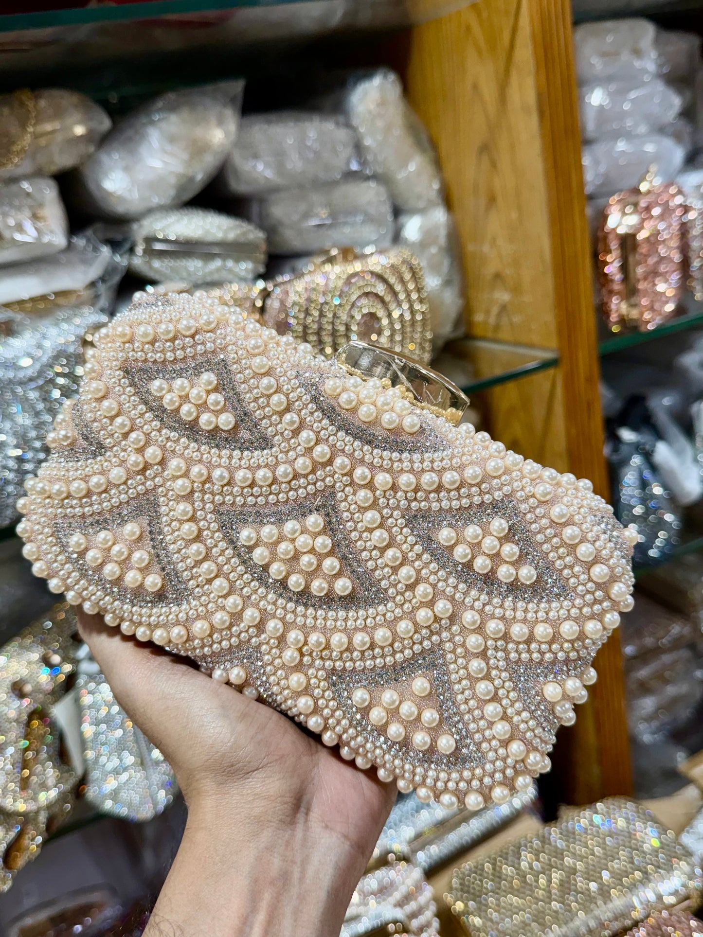 Pearl design party clutch
