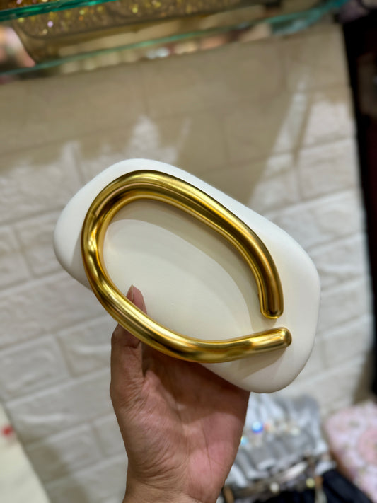 Trendy Zara evening clutch metallic matte design